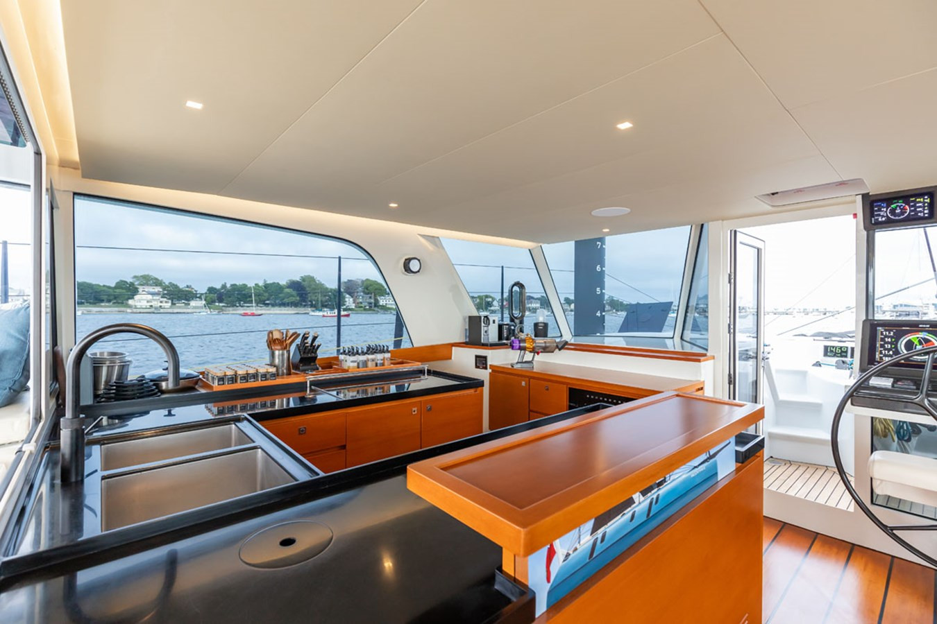 https://arconyachts.ams3.digitaloceanspaces.com/116575/conversions/large_4725347-optimize.jpg