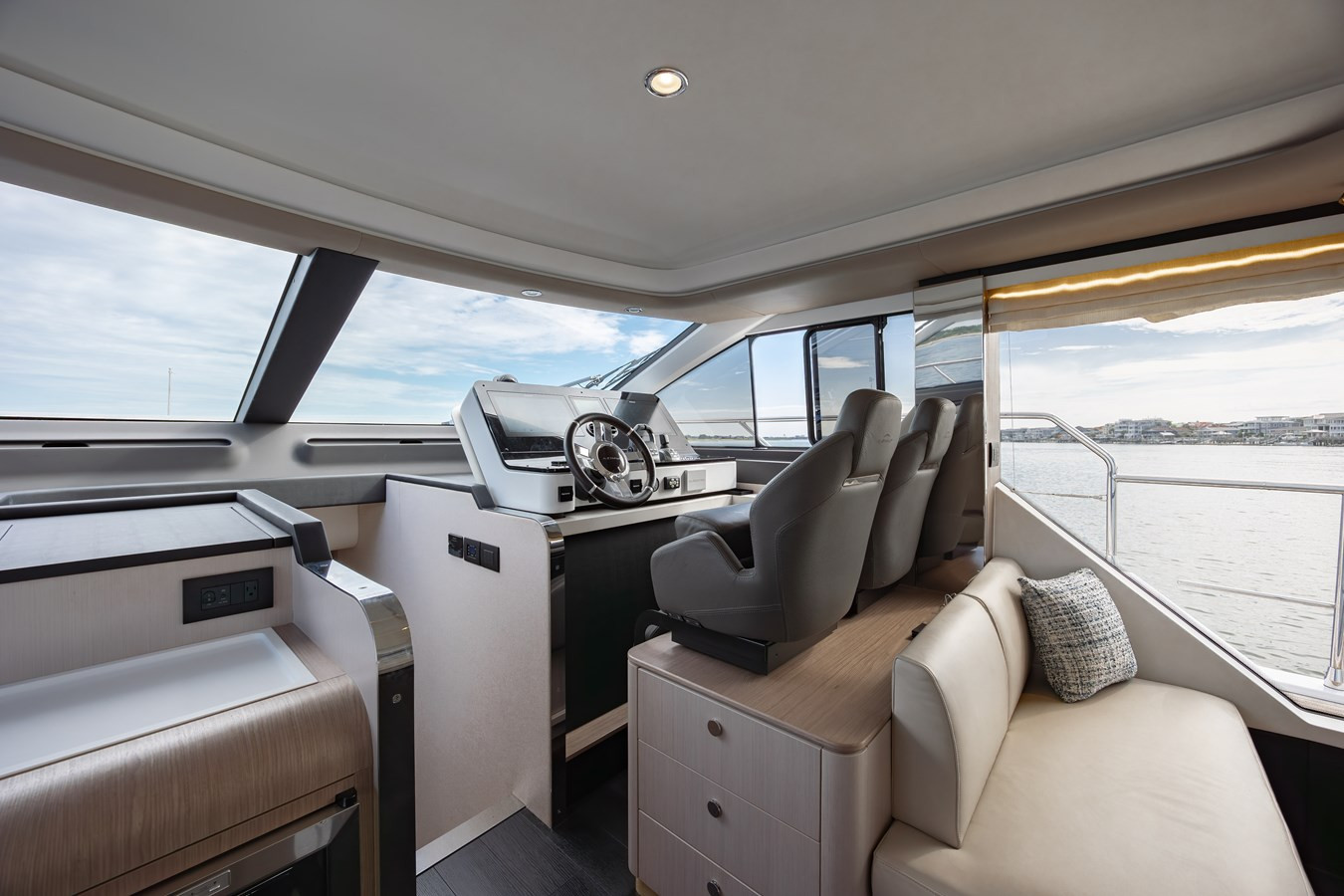 https://arconyachts.ams3.digitaloceanspaces.com/116707/conversions/large_4764675-optimize.jpg
