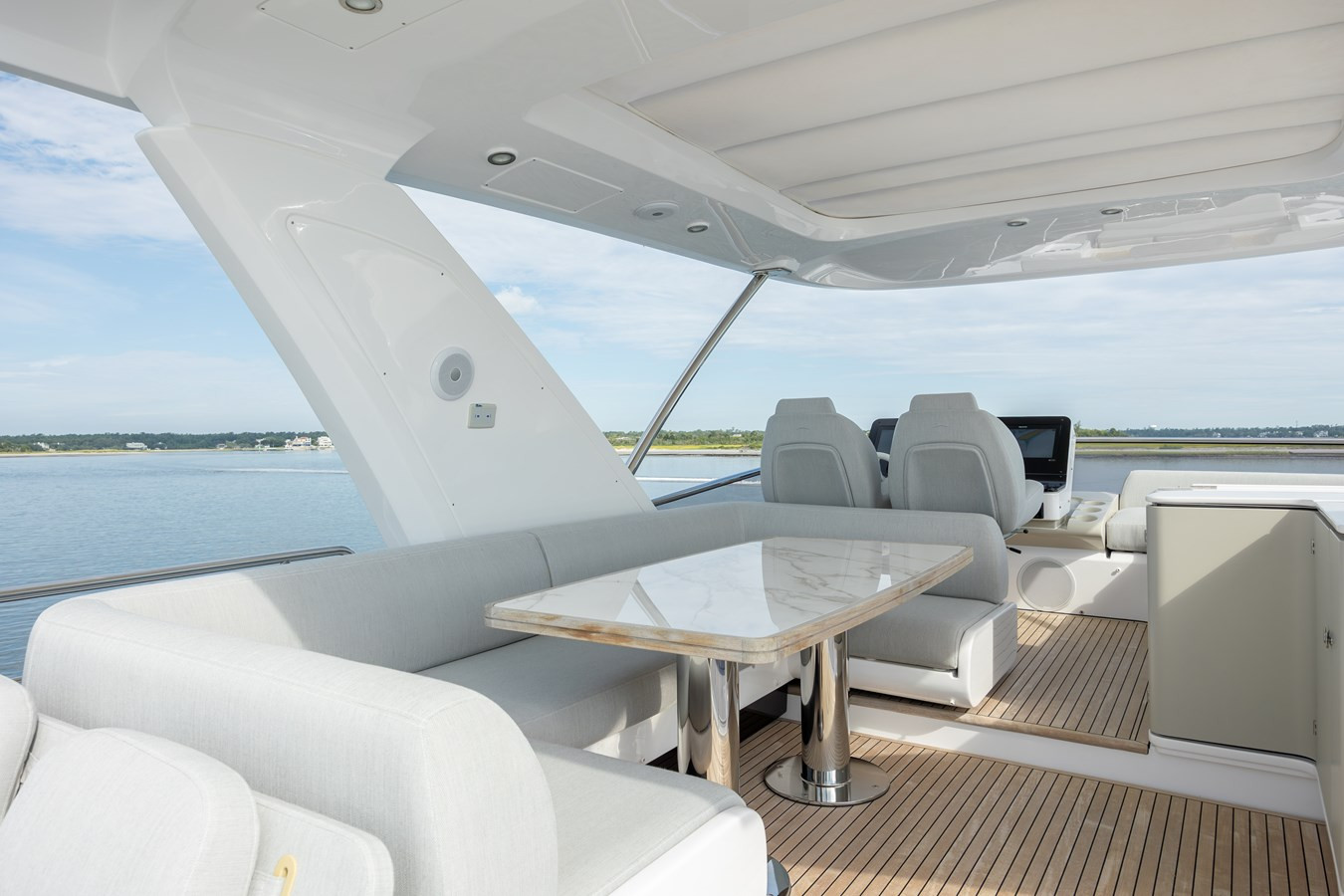 https://arconyachts.ams3.digitaloceanspaces.com/116788/conversions/large_4764727-optimize.jpg