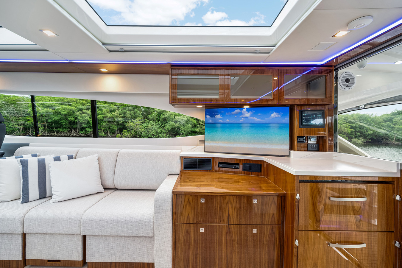 https://arconyachts.ams3.digitaloceanspaces.com/116803/conversions/large_4839252-optimize.jpg