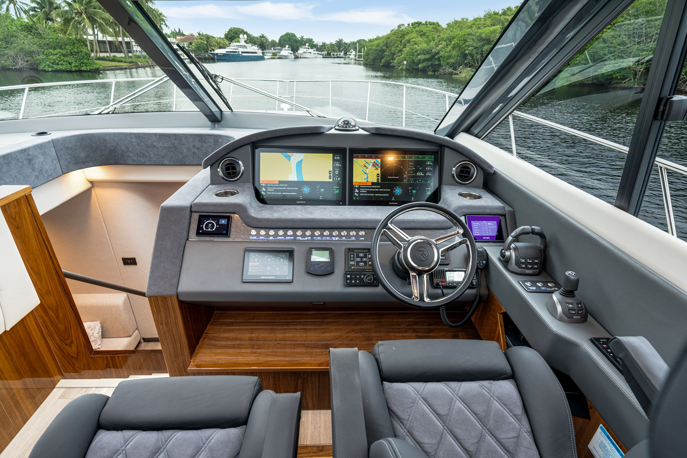 https://arconyachts.ams3.digitaloceanspaces.com/116816/conversions/large_4839272-optimize.jpg