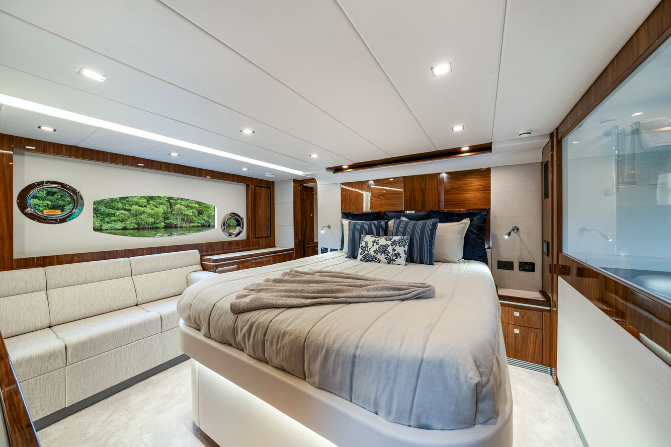 https://arconyachts.ams3.digitaloceanspaces.com/116835/conversions/large_4839283-optimize.jpg