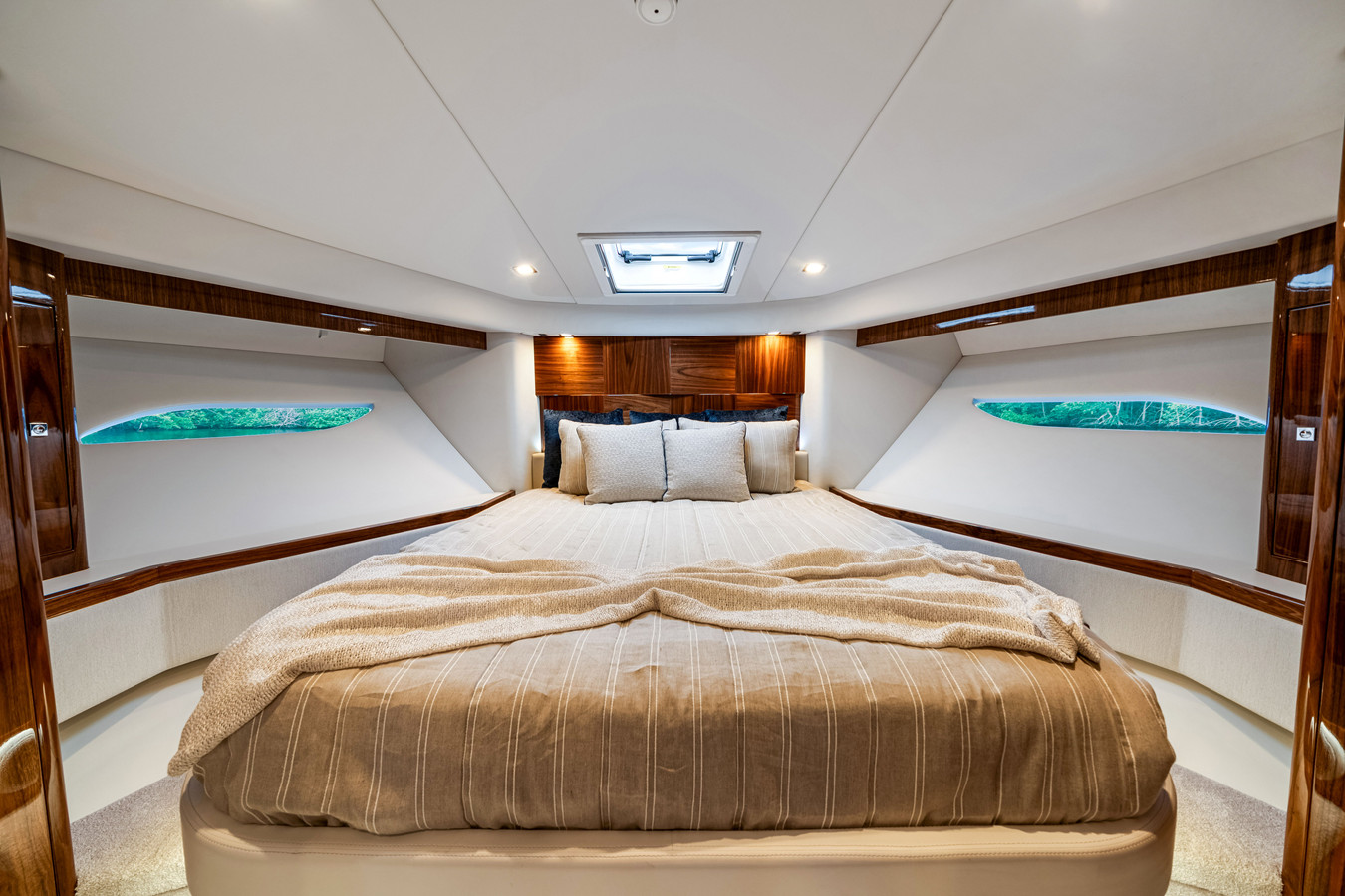 https://arconyachts.ams3.digitaloceanspaces.com/116871/conversions/large_4839304-optimize.jpg