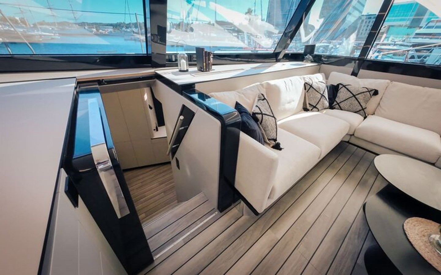 https://arconyachts.ams3.digitaloceanspaces.com/116916/conversions/large_4726219-optimize.jpg
