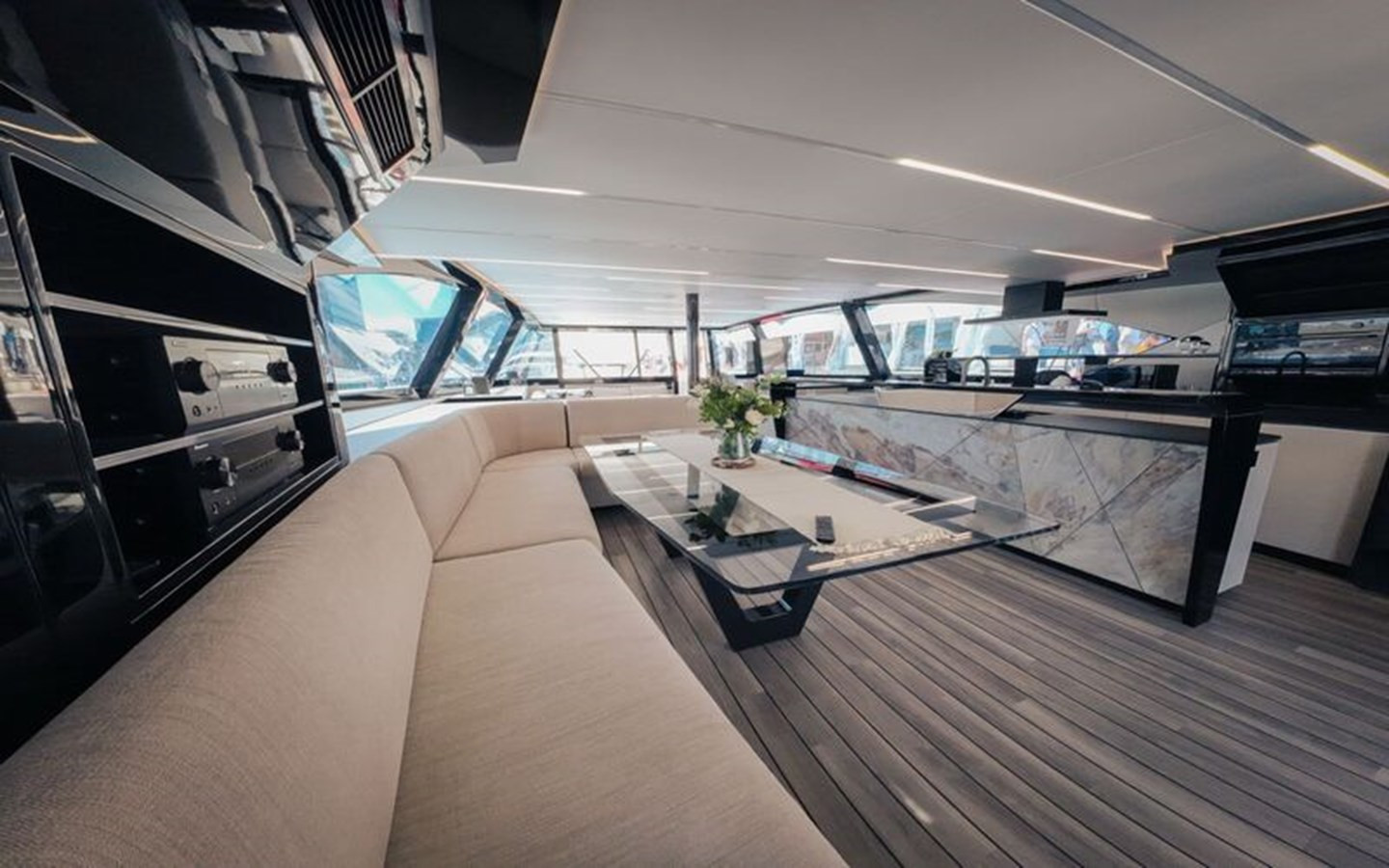 https://arconyachts.ams3.digitaloceanspaces.com/116921/conversions/large_4726221-optimize.jpg