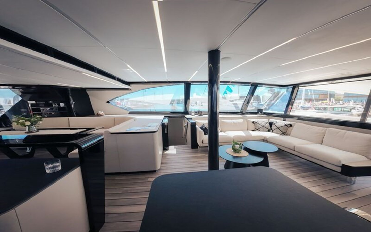 https://arconyachts.ams3.digitaloceanspaces.com/116924/conversions/large_4726222-optimize.jpg