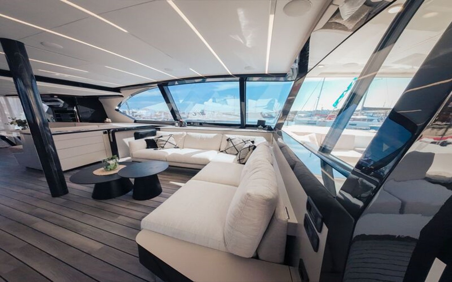 https://arconyachts.ams3.digitaloceanspaces.com/116927/conversions/large_4726223-optimize.jpg