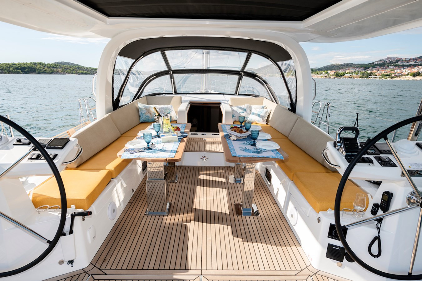 https://arconyachts.ams3.digitaloceanspaces.com/116951/conversions/large_4379512-optimize.jpg