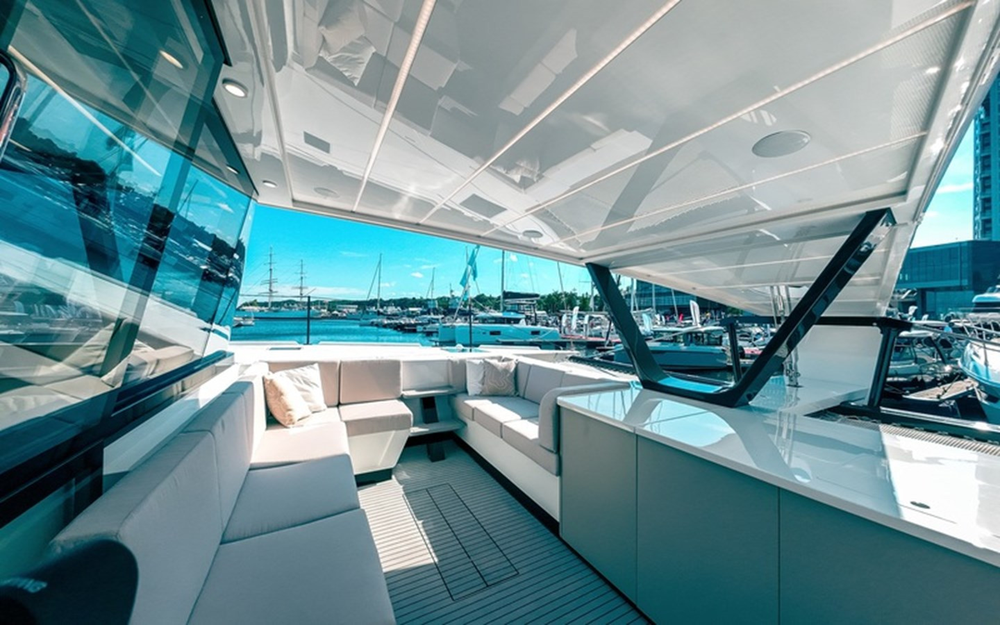 https://arconyachts.ams3.digitaloceanspaces.com/116952/conversions/large_4726232-optimize.jpg