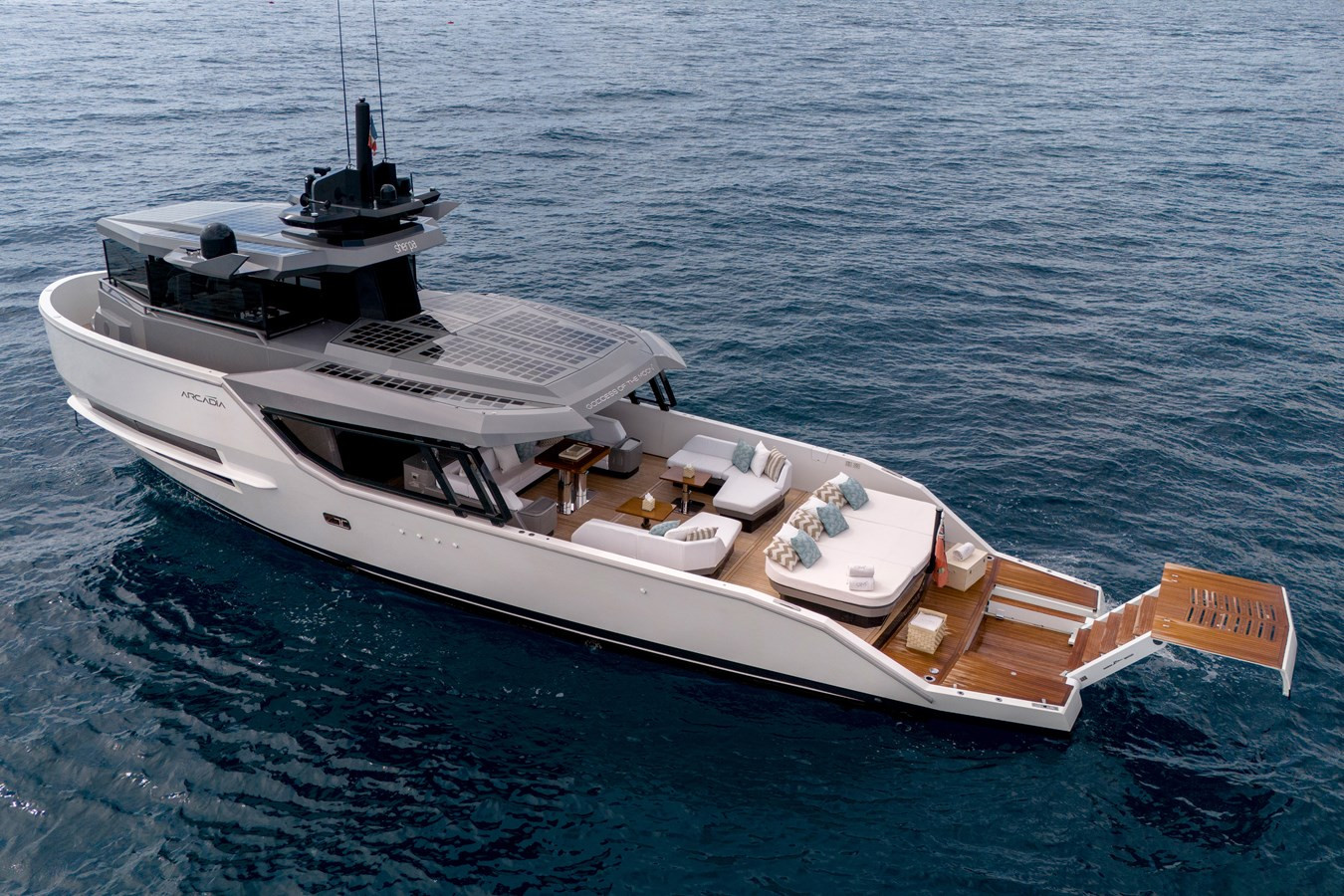 https://arconyachts.ams3.digitaloceanspaces.com/117016/conversions/large_4441977-optimize.jpg