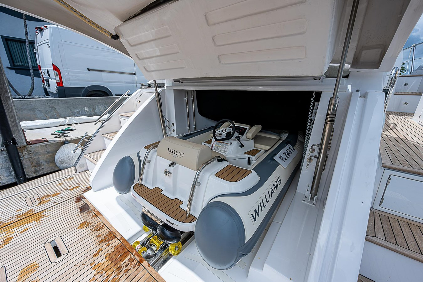 https://arconyachts.ams3.digitaloceanspaces.com/117125/conversions/large_4389282-optimize.jpg