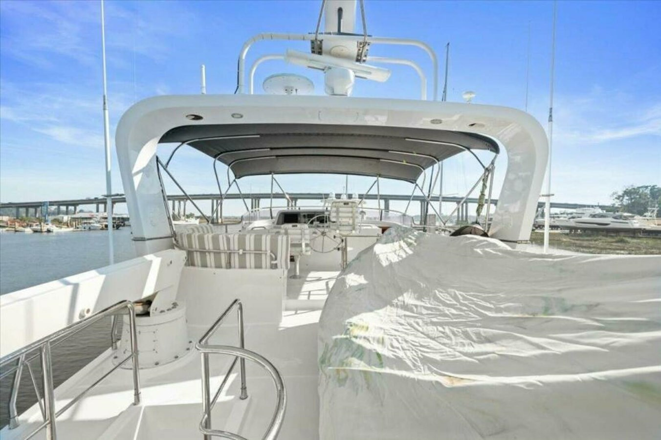 https://arconyachts.ams3.digitaloceanspaces.com/117171/conversions/large_4855156-optimize.jpg