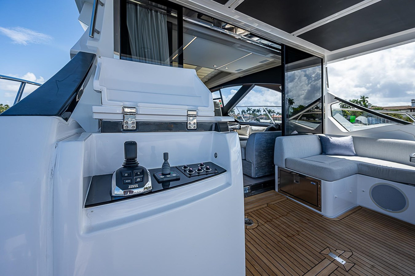 https://arconyachts.ams3.digitaloceanspaces.com/117173/conversions/large_4389298-optimize.jpg