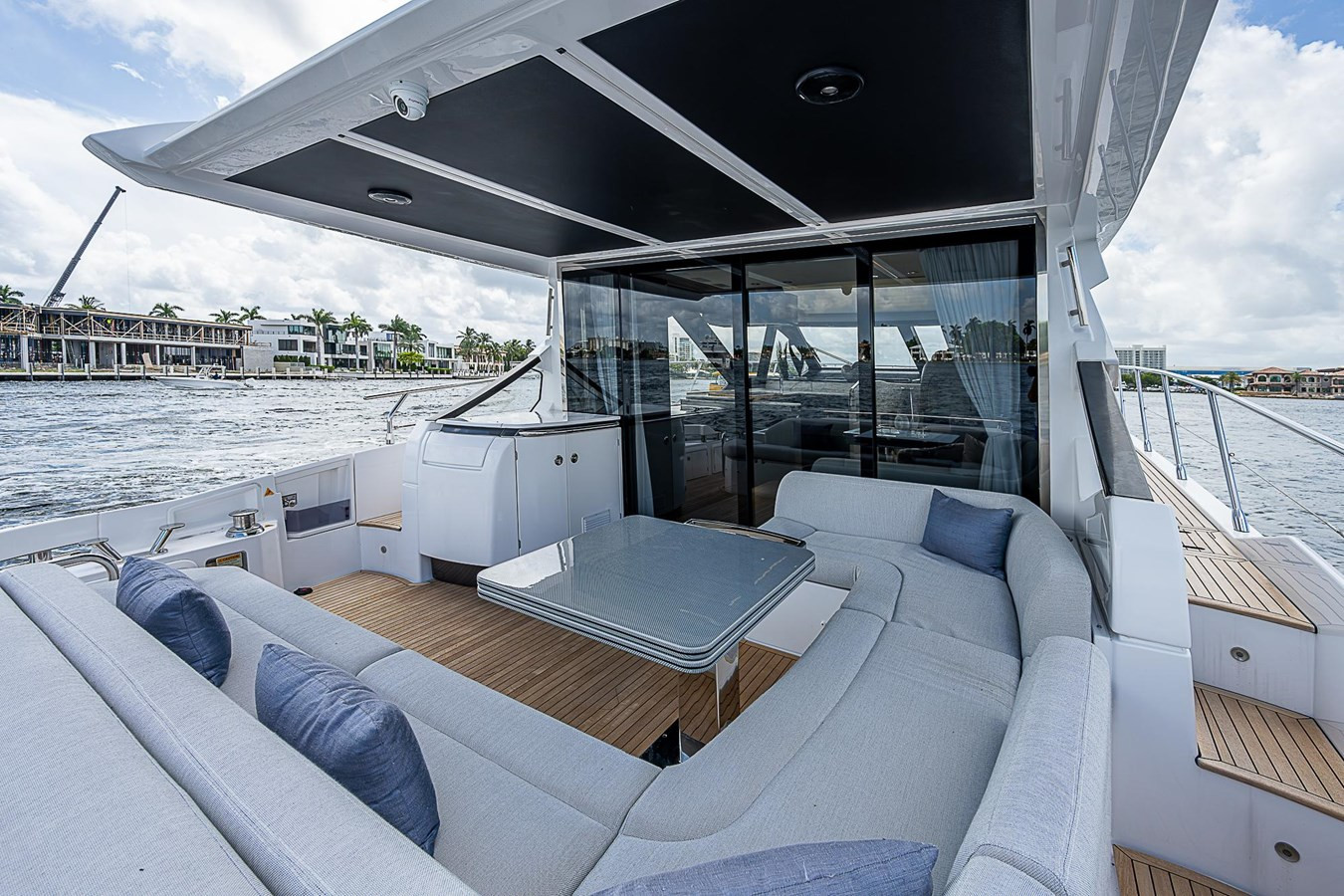 https://arconyachts.ams3.digitaloceanspaces.com/117192/conversions/large_4389304-optimize.jpg