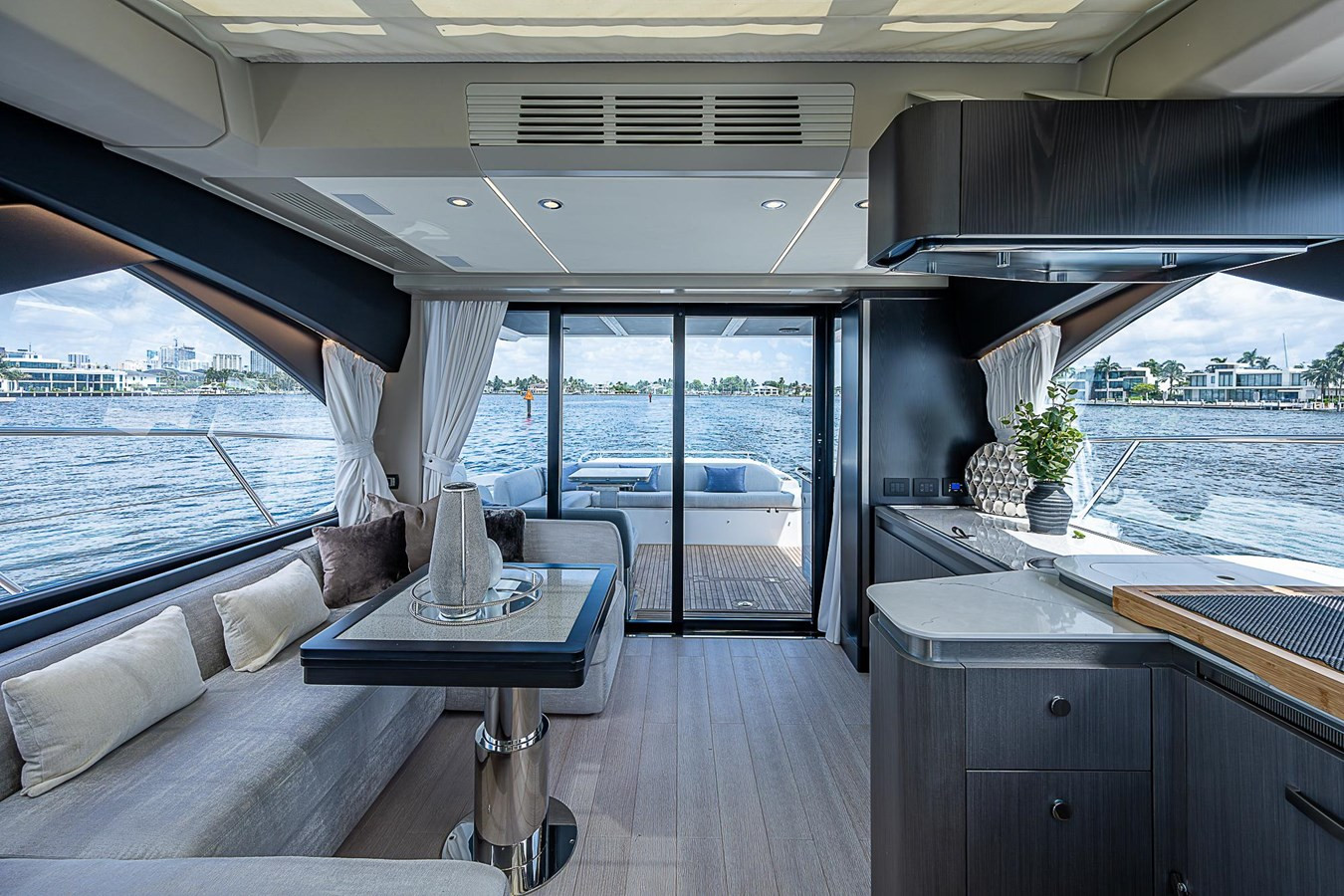 https://arconyachts.ams3.digitaloceanspaces.com/117251/conversions/large_4389323-optimize.jpg