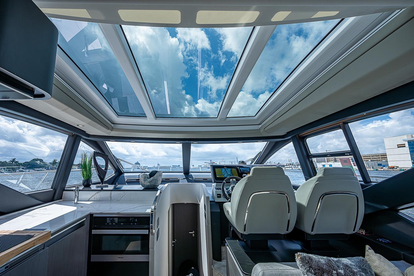 https://arconyachts.ams3.digitaloceanspaces.com/117257/conversions/large_4389325-optimize.jpg
