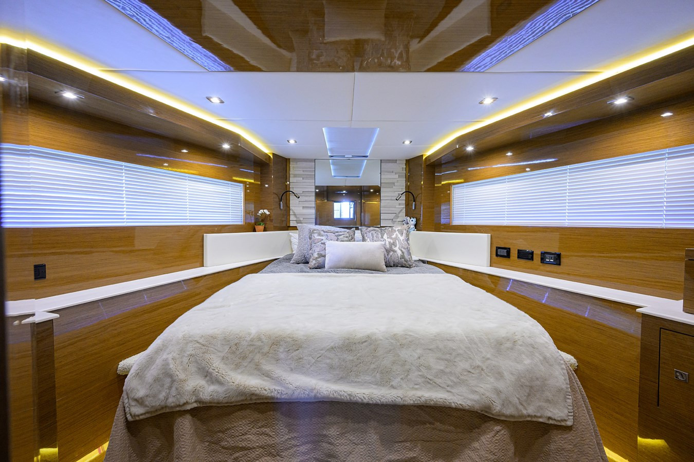 https://arconyachts.ams3.digitaloceanspaces.com/117300/conversions/large_4782890-optimize.jpg