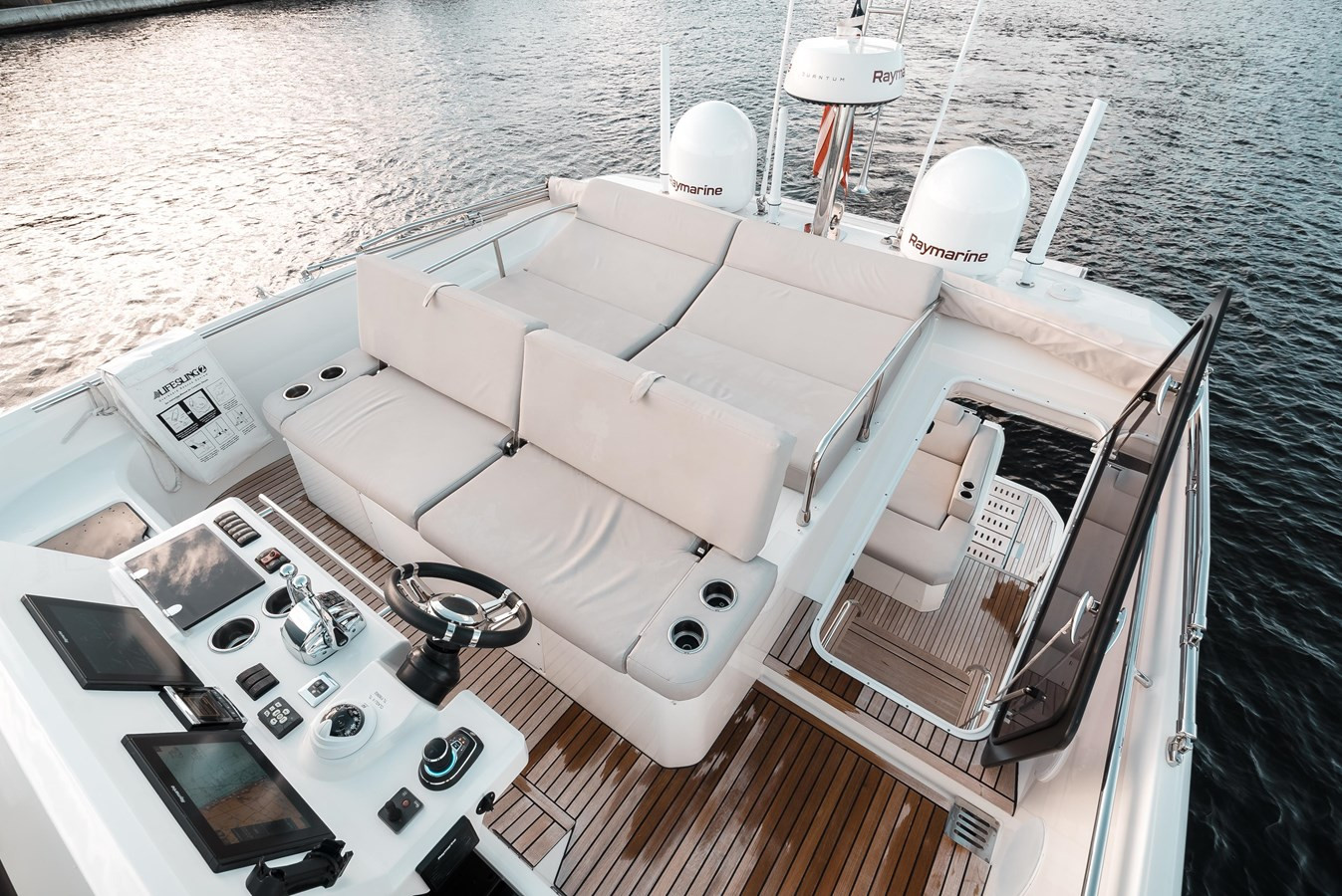 https://arconyachts.ams3.digitaloceanspaces.com/117887/conversions/large_3652862-optimize.jpg