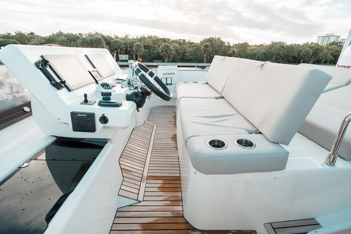 https://arconyachts.ams3.digitaloceanspaces.com/117896/conversions/large_3652865-optimize.jpg
