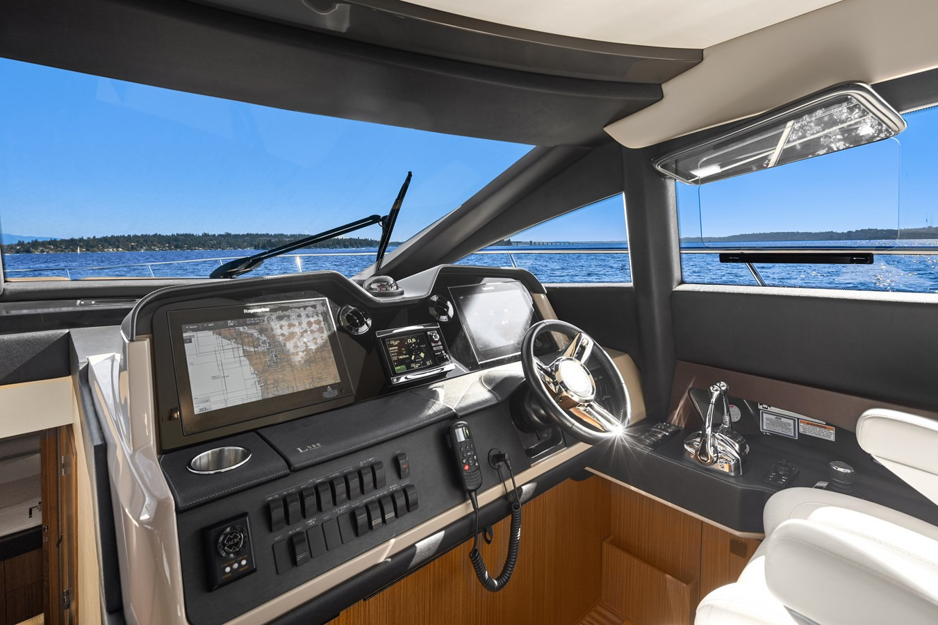 https://arconyachts.ams3.digitaloceanspaces.com/117972/conversions/large_4327199-optimize.jpg
