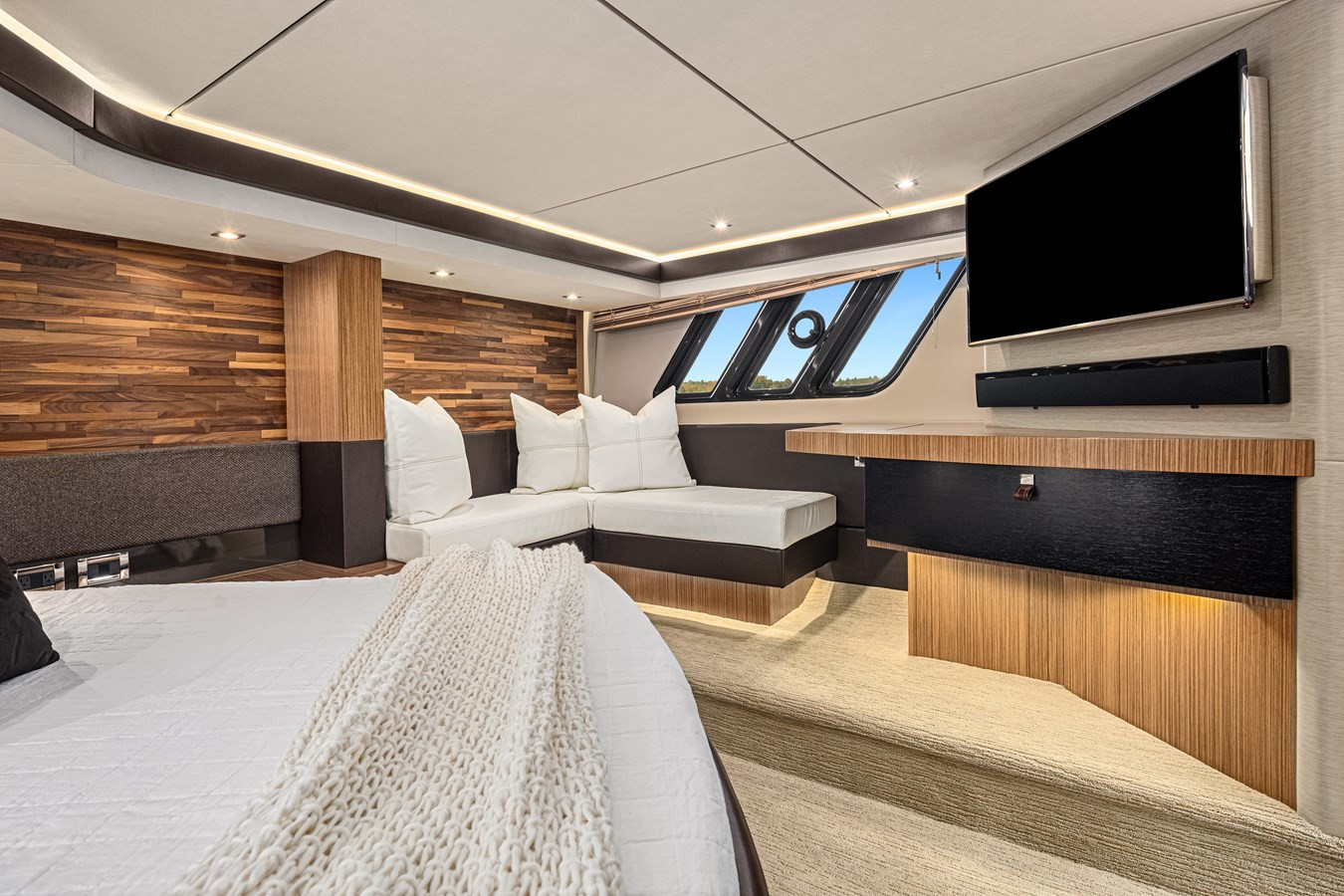 https://arconyachts.ams3.digitaloceanspaces.com/117996/conversions/large_4327207-optimize.jpg