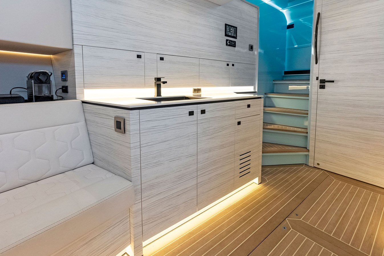 https://arconyachts.ams3.digitaloceanspaces.com/118541/conversions/large_4168383-optimize.jpg