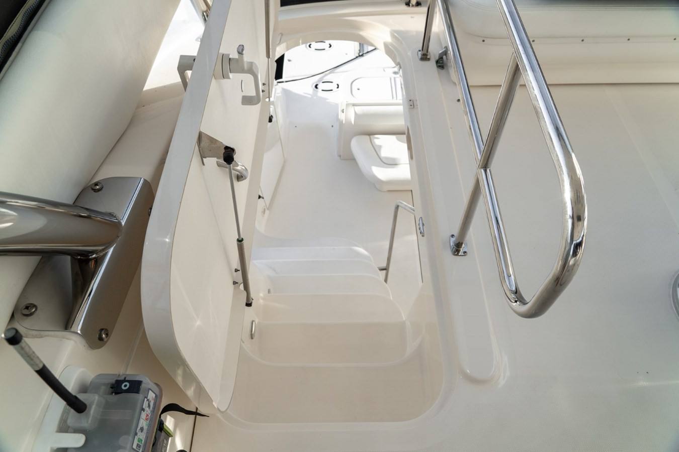 https://arconyachts.ams3.digitaloceanspaces.com/118922/conversions/large_4000996-optimize.jpg