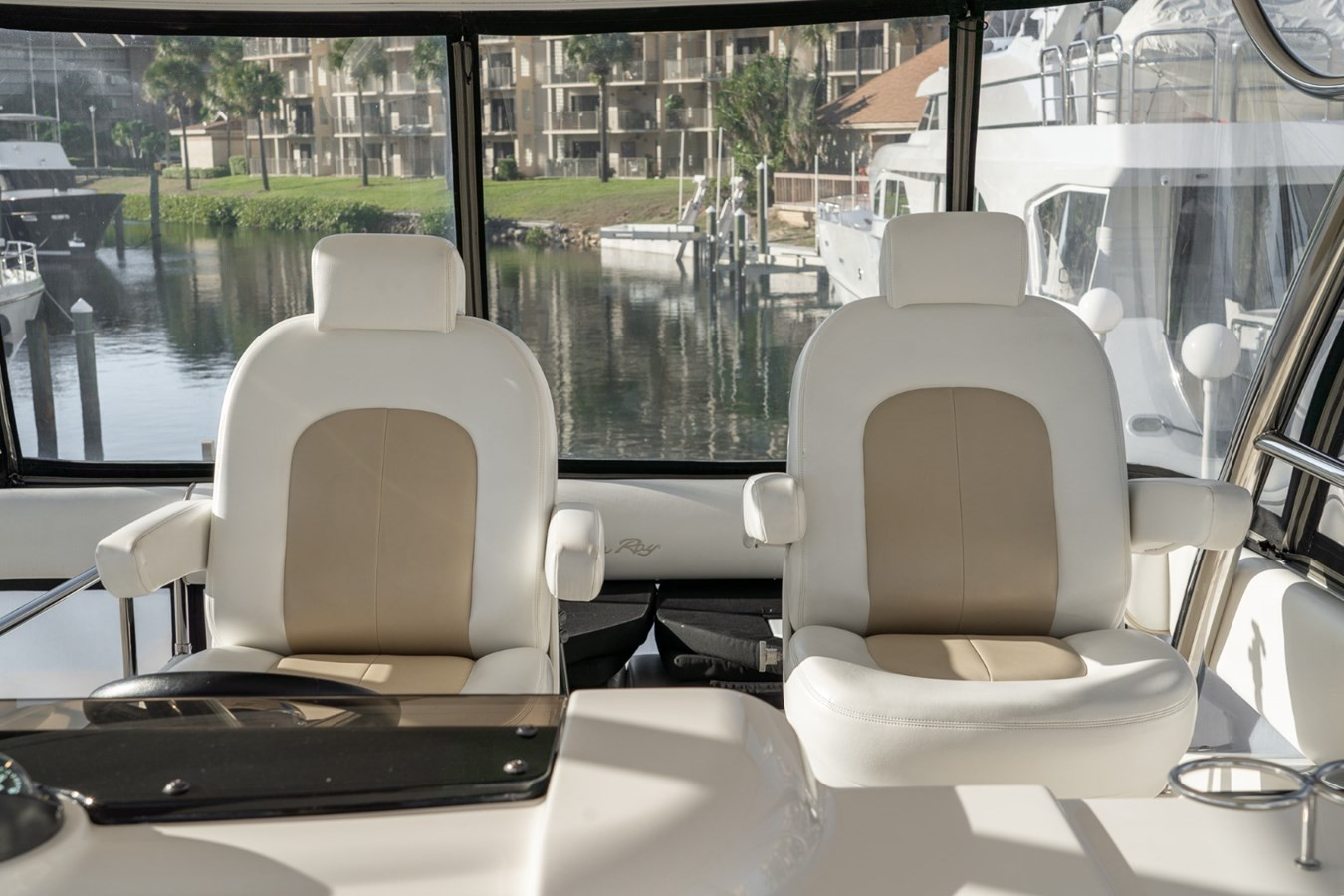 https://arconyachts.ams3.digitaloceanspaces.com/118931/conversions/large_4000999-optimize.jpg