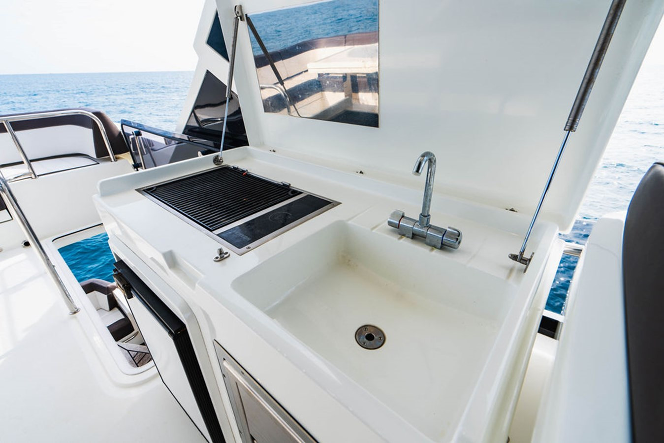 https://arconyachts.ams3.digitaloceanspaces.com/119055/conversions/large_4394172-optimize.jpg