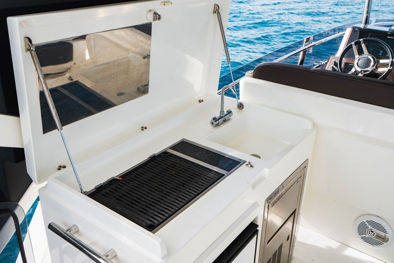 https://arconyachts.ams3.digitaloceanspaces.com/119061/conversions/large_4394174-optimize.jpg