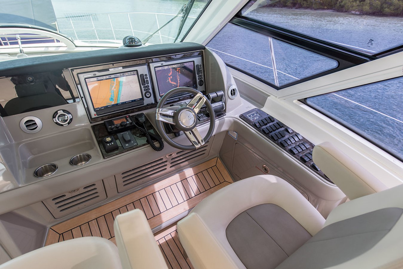 https://arconyachts.ams3.digitaloceanspaces.com/119201/conversions/large_1773206-optimize.jpg