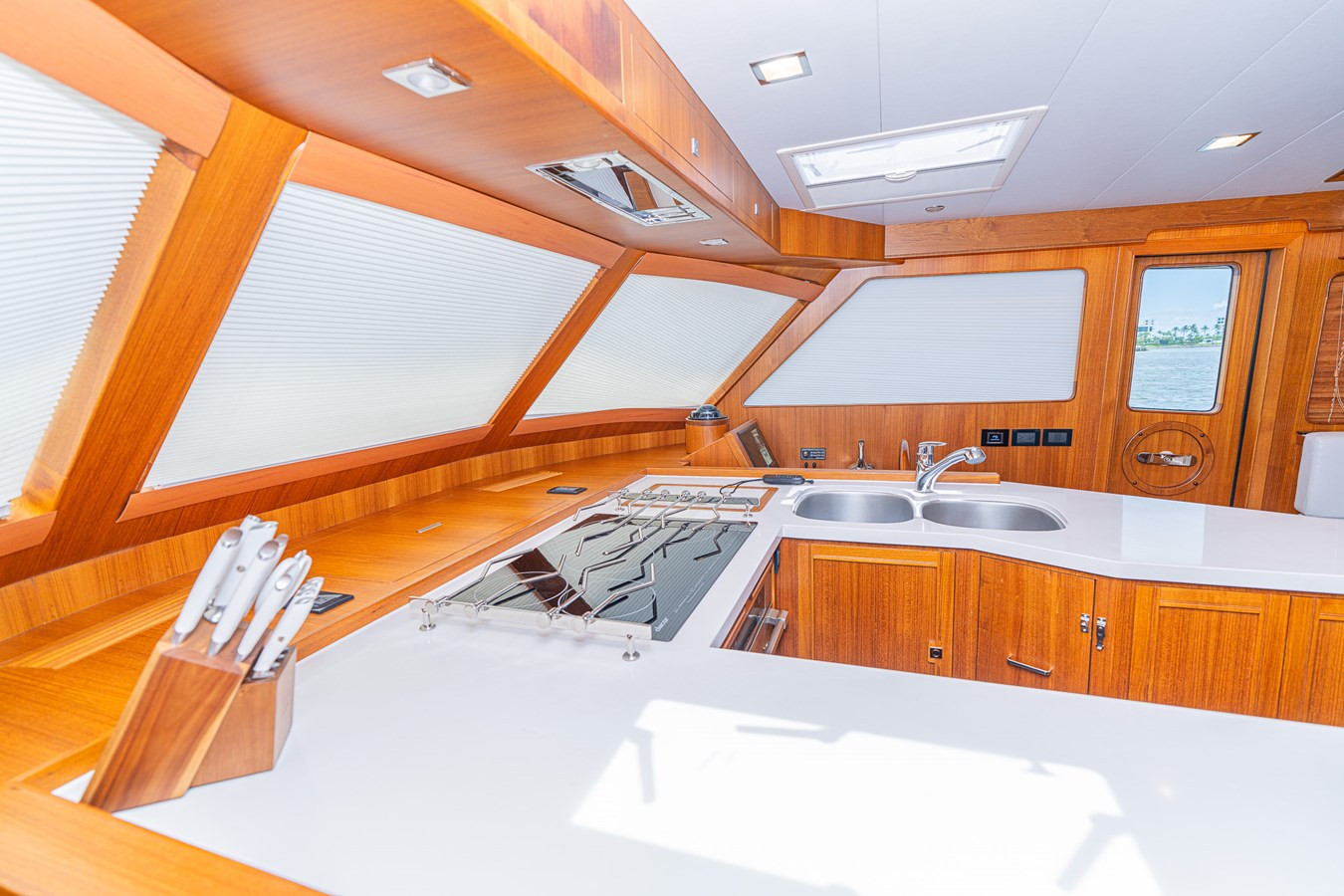 https://arconyachts.ams3.digitaloceanspaces.com/119756/conversions/large_4271813-optimize.jpg