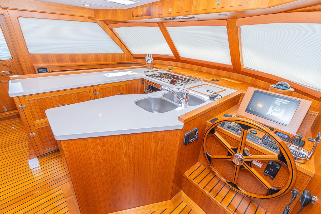 https://arconyachts.ams3.digitaloceanspaces.com/119762/conversions/large_4271815-optimize.jpg