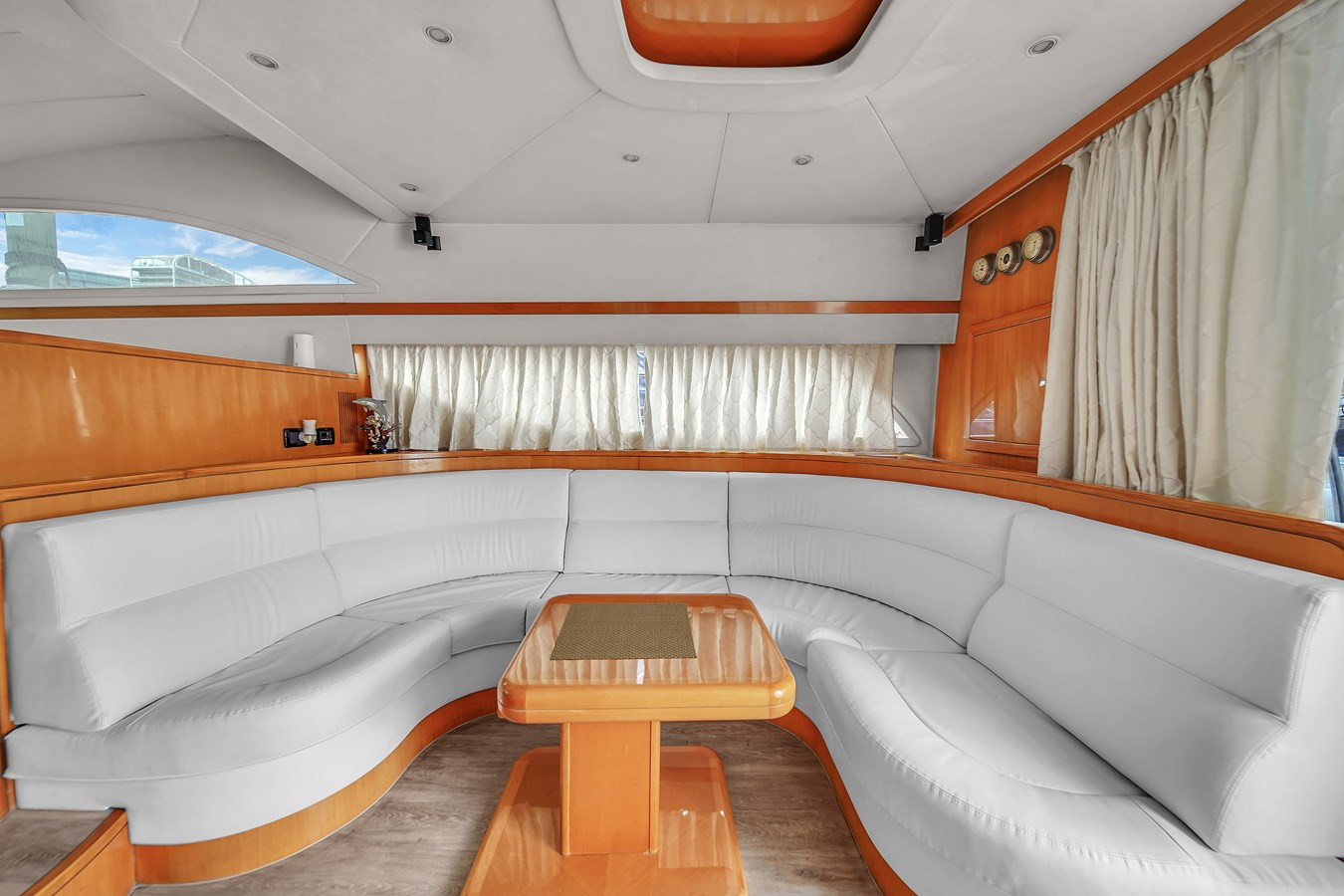 https://arconyachts.ams3.digitaloceanspaces.com/119764/conversions/large_4214997-optimize.jpg