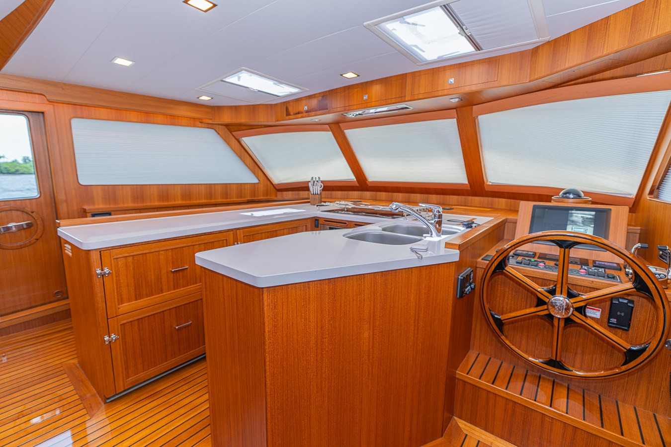 https://arconyachts.ams3.digitaloceanspaces.com/119771/conversions/large_4271818-optimize.jpg