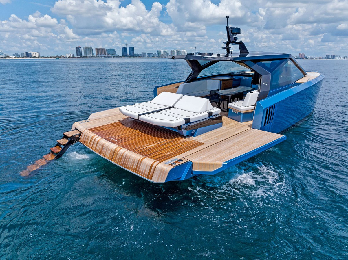 https://arconyachts.ams3.digitaloceanspaces.com/119812/conversions/large_4297565-optimize.jpg
