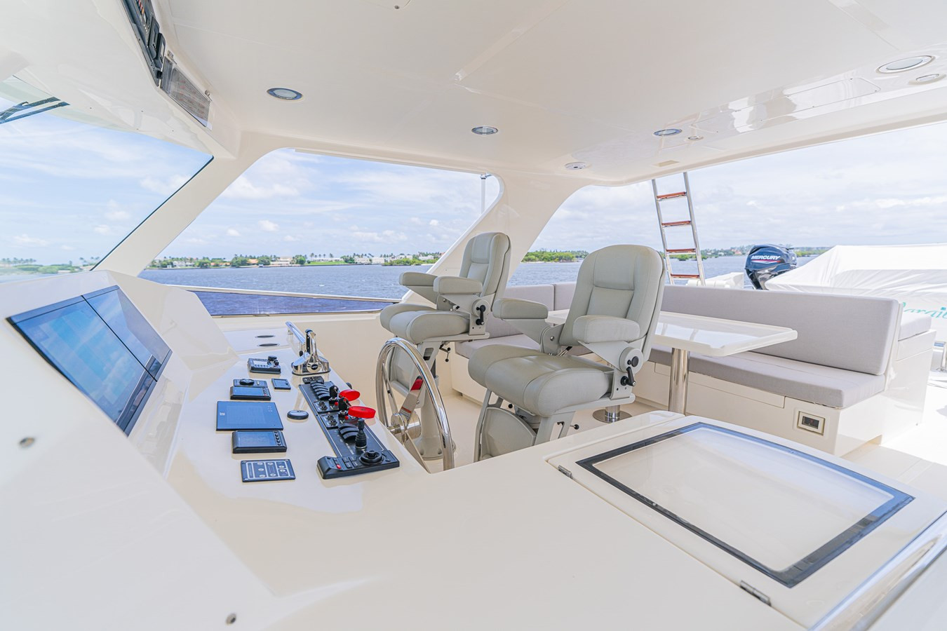 https://arconyachts.ams3.digitaloceanspaces.com/119814/conversions/large_4271836-optimize.jpg