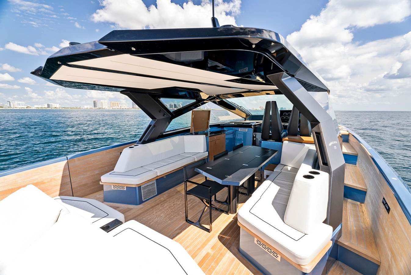 https://arconyachts.ams3.digitaloceanspaces.com/119825/conversions/large_4297620-optimize.jpg