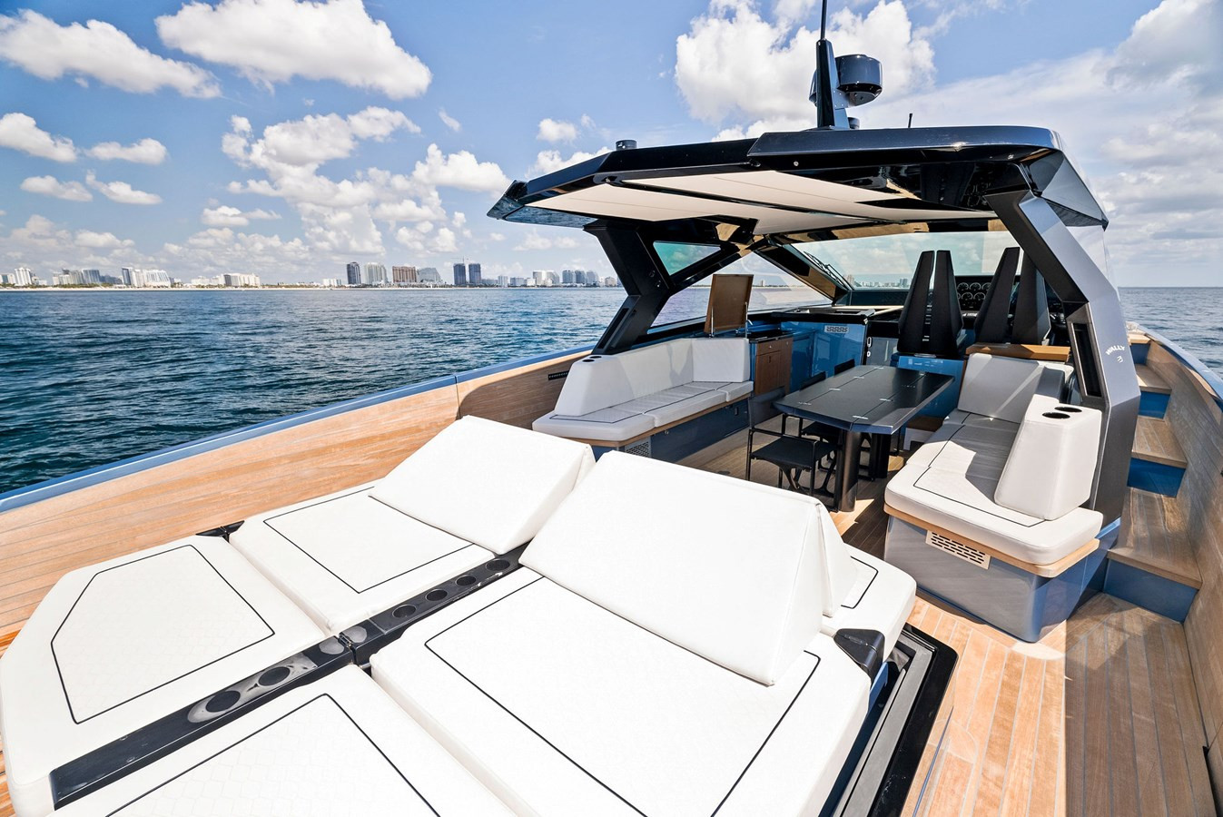 https://arconyachts.ams3.digitaloceanspaces.com/119828/conversions/large_4297621-optimize.jpg