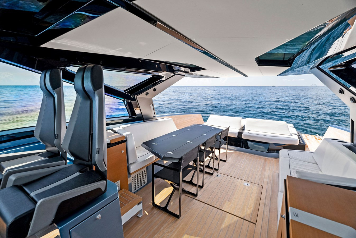 https://arconyachts.ams3.digitaloceanspaces.com/119831/conversions/large_4297622-optimize.jpg