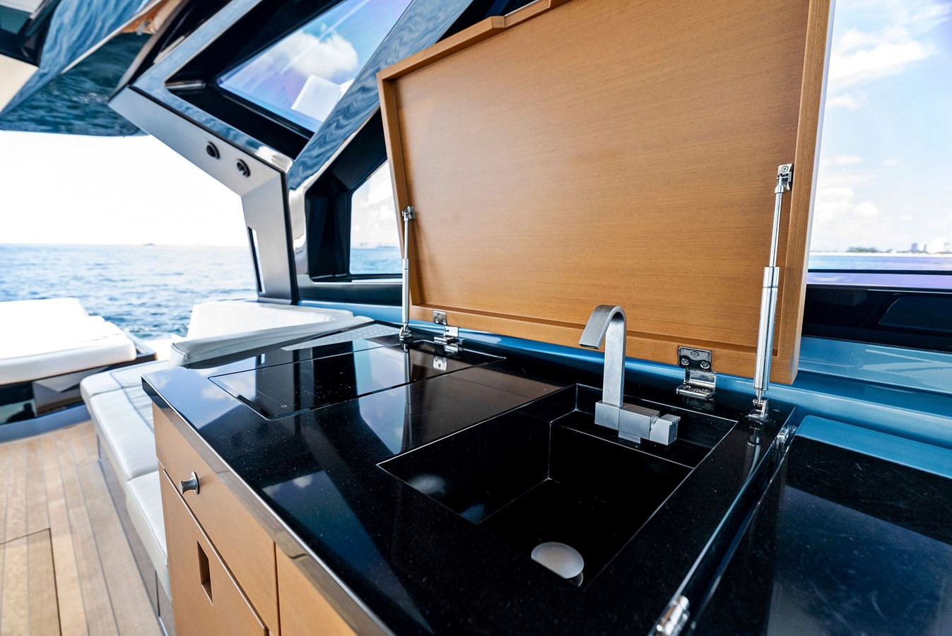https://arconyachts.ams3.digitaloceanspaces.com/119840/conversions/large_4297628-optimize.jpg
