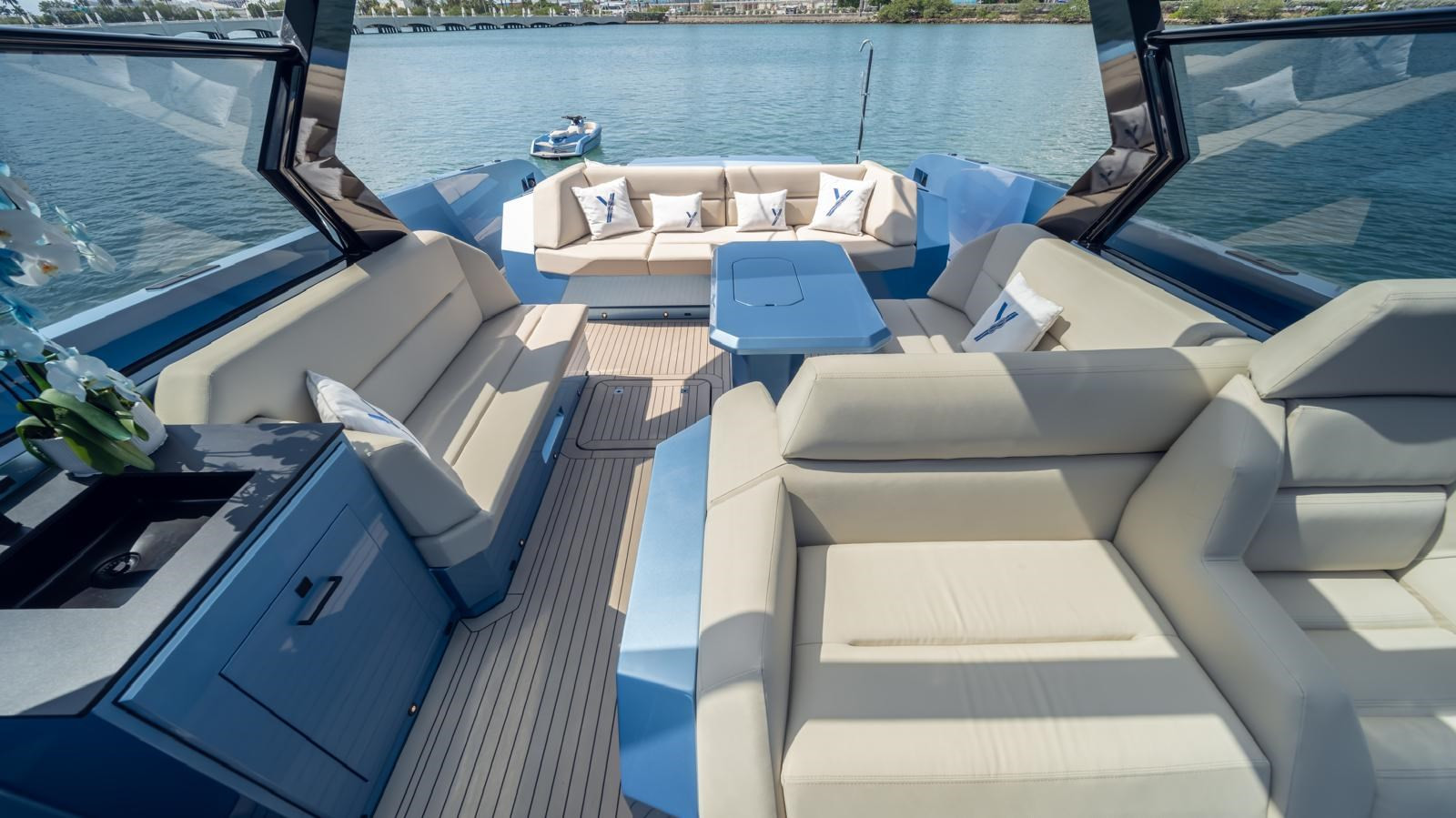 https://arconyachts.ams3.digitaloceanspaces.com/119907/conversions/large_4327160-optimize.jpg