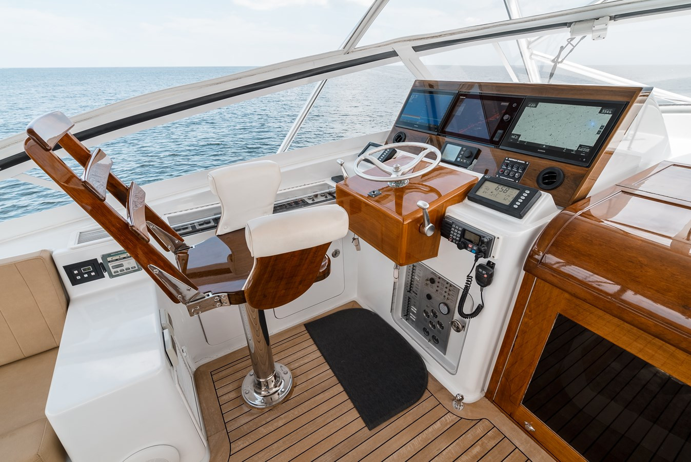 https://arconyachts.ams3.digitaloceanspaces.com/119925/conversions/large_4319410-optimize.jpg