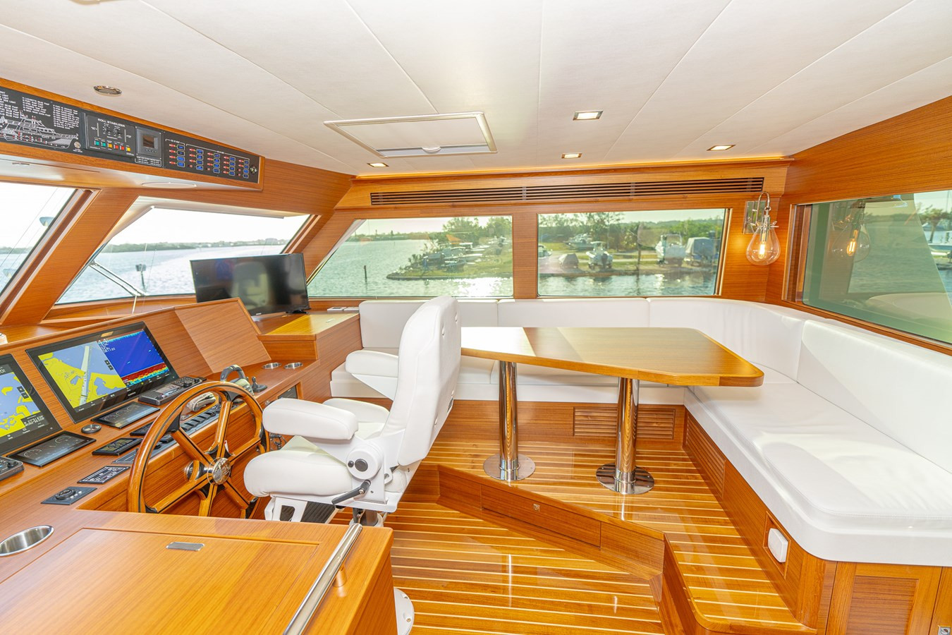 https://arconyachts.ams3.digitaloceanspaces.com/120016/conversions/large_4574695-optimize.jpg