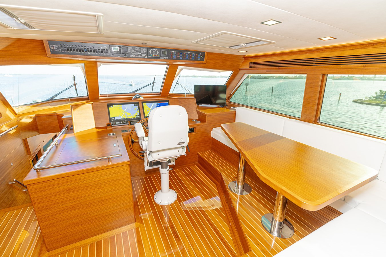 https://arconyachts.ams3.digitaloceanspaces.com/120020/conversions/large_4574696-optimize.jpg