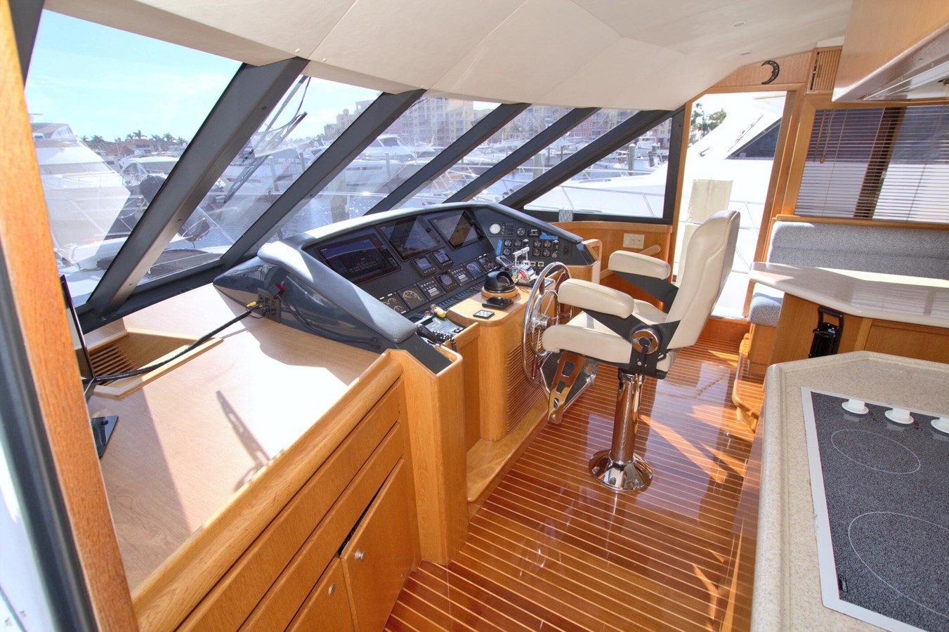 https://arconyachts.ams3.digitaloceanspaces.com/120030/conversions/large_4585109-optimize.jpg