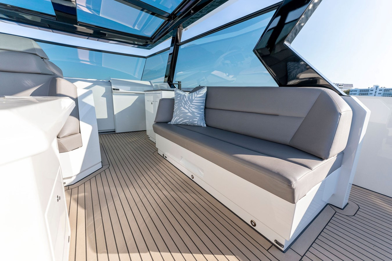https://arconyachts.ams3.digitaloceanspaces.com/120223/conversions/large_4596665-optimize.jpg