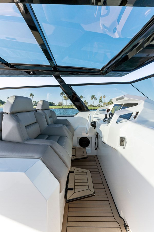 https://arconyachts.ams3.digitaloceanspaces.com/120237/conversions/large_4596664-optimize.jpg