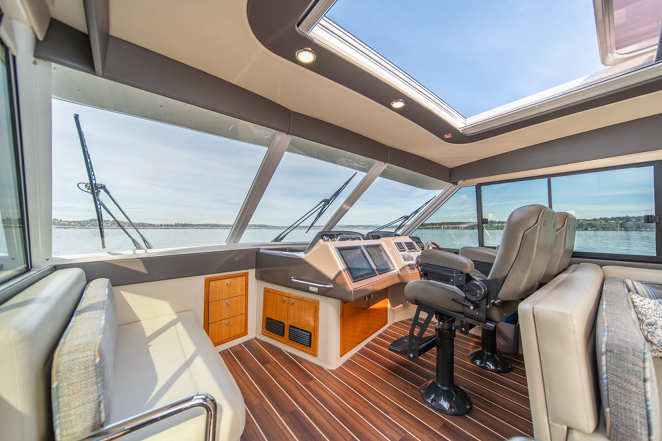 https://arconyachts.ams3.digitaloceanspaces.com/120372/conversions/large_4674053-optimize.jpg