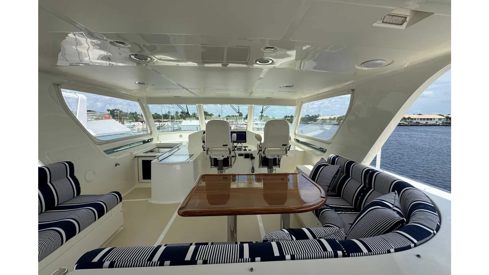 https://arconyachts.ams3.digitaloceanspaces.com/120515/conversions/large_4730765-optimize.jpg